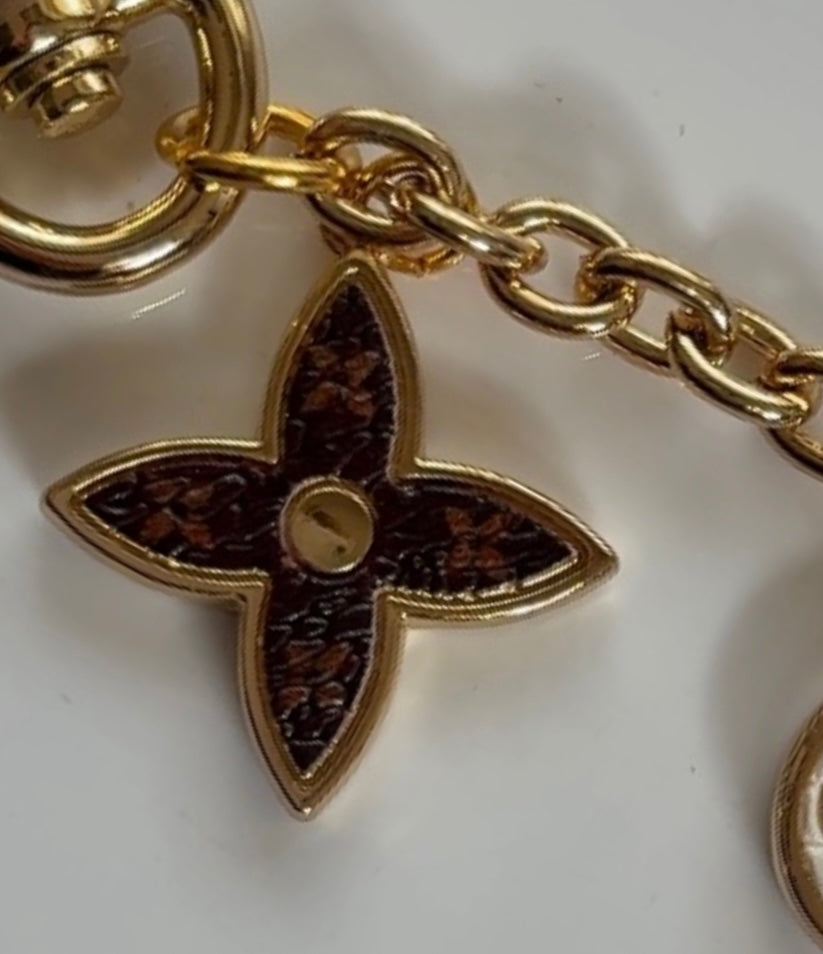 LOUIS VUITTON LOGO STAR CHARM NECKLACE