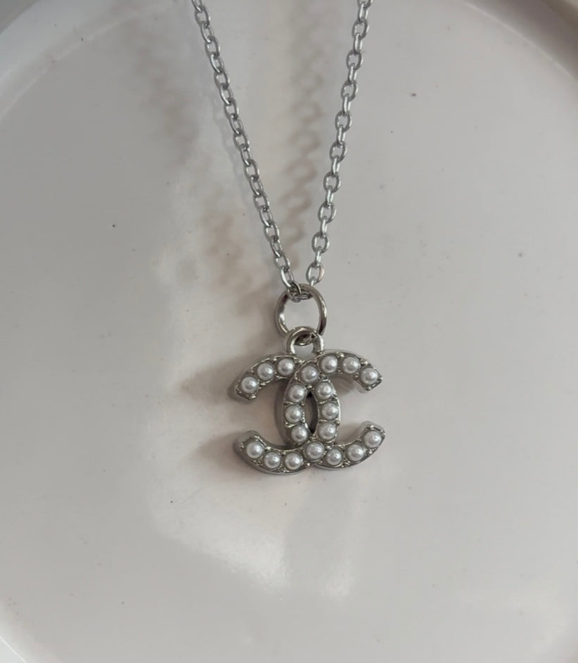 CC CHANEL PEARL NECKLACE SILVER