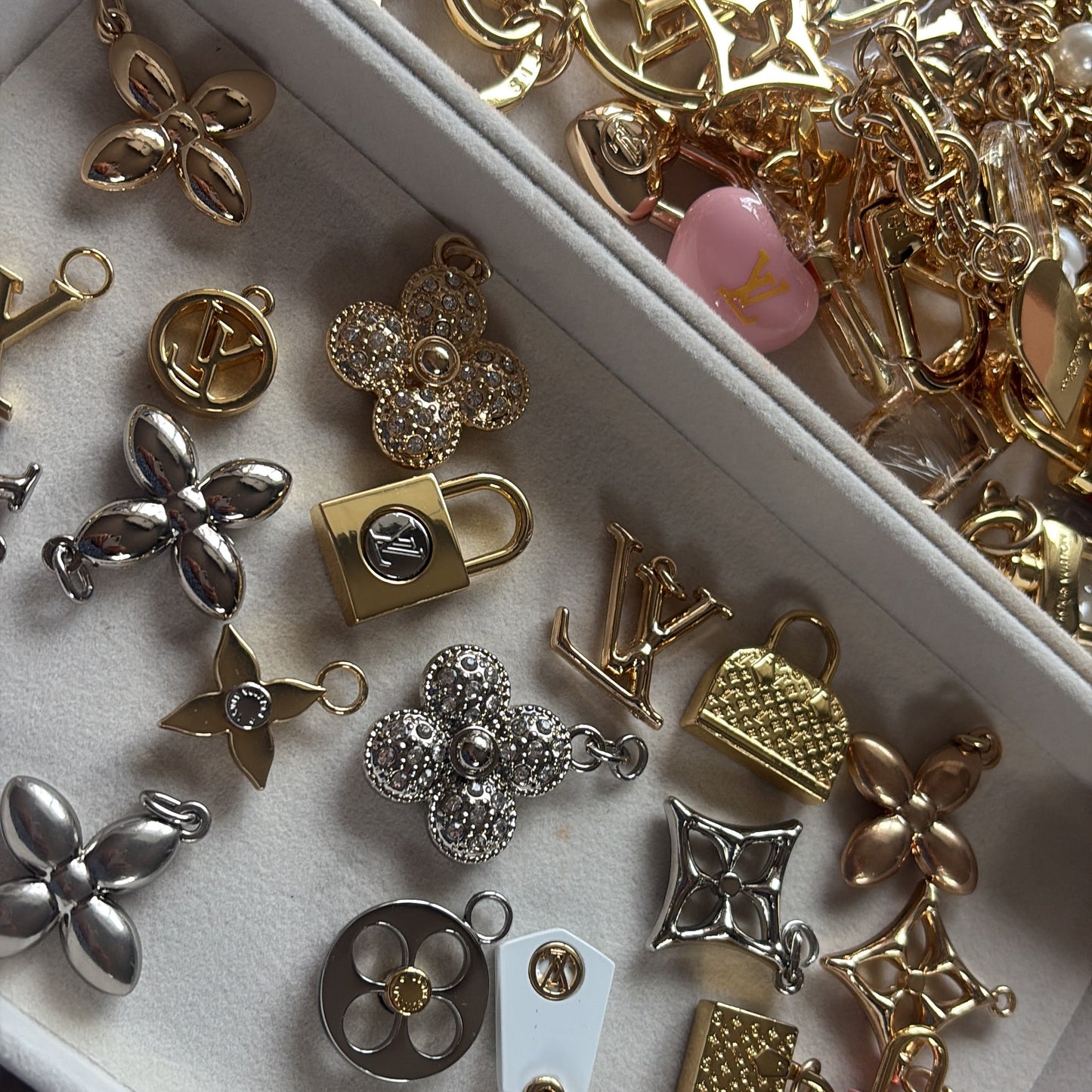 LOUIS VUITTON DIAMANTÈ CHUNKY FLORA NECKLACE SILVER