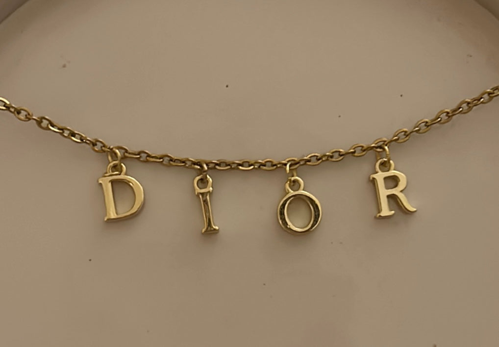 DIOR GOLD LETTER DAINTY NECKLACE