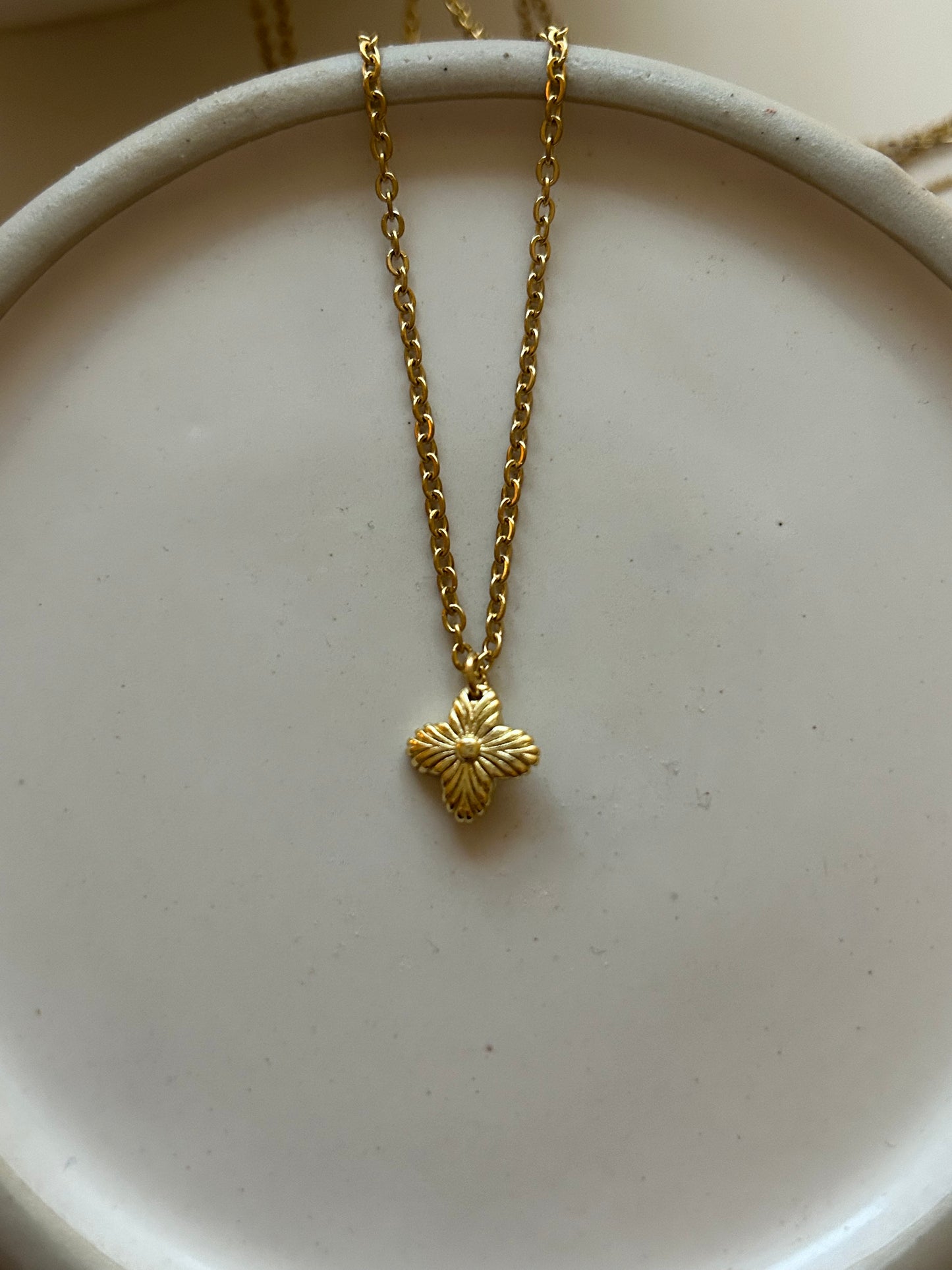 LOUIS VUITTON CHARM DAINTY FLOWER NECKLACE