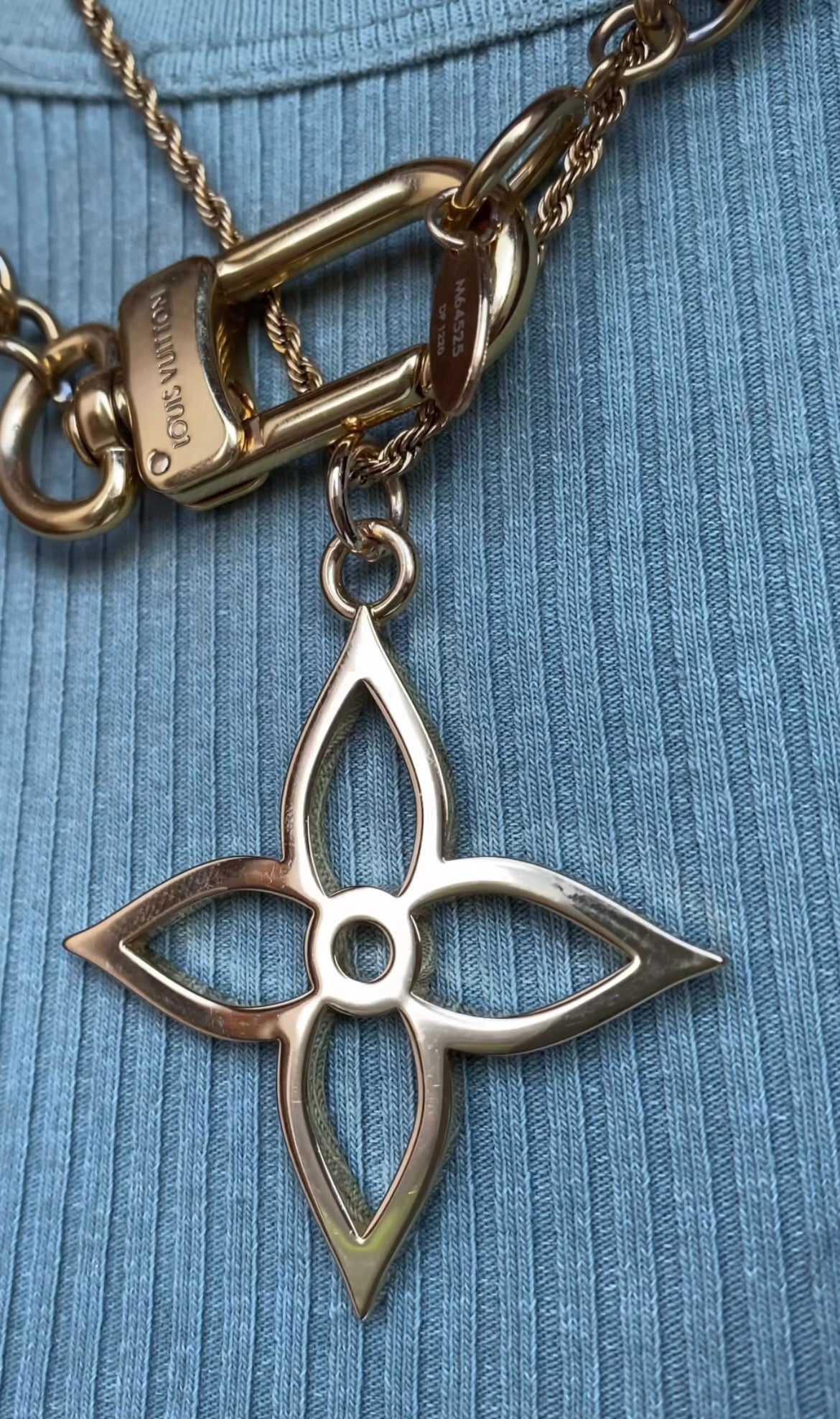 LOUIS VUITTON FLOWER GOLDEN PENDANT