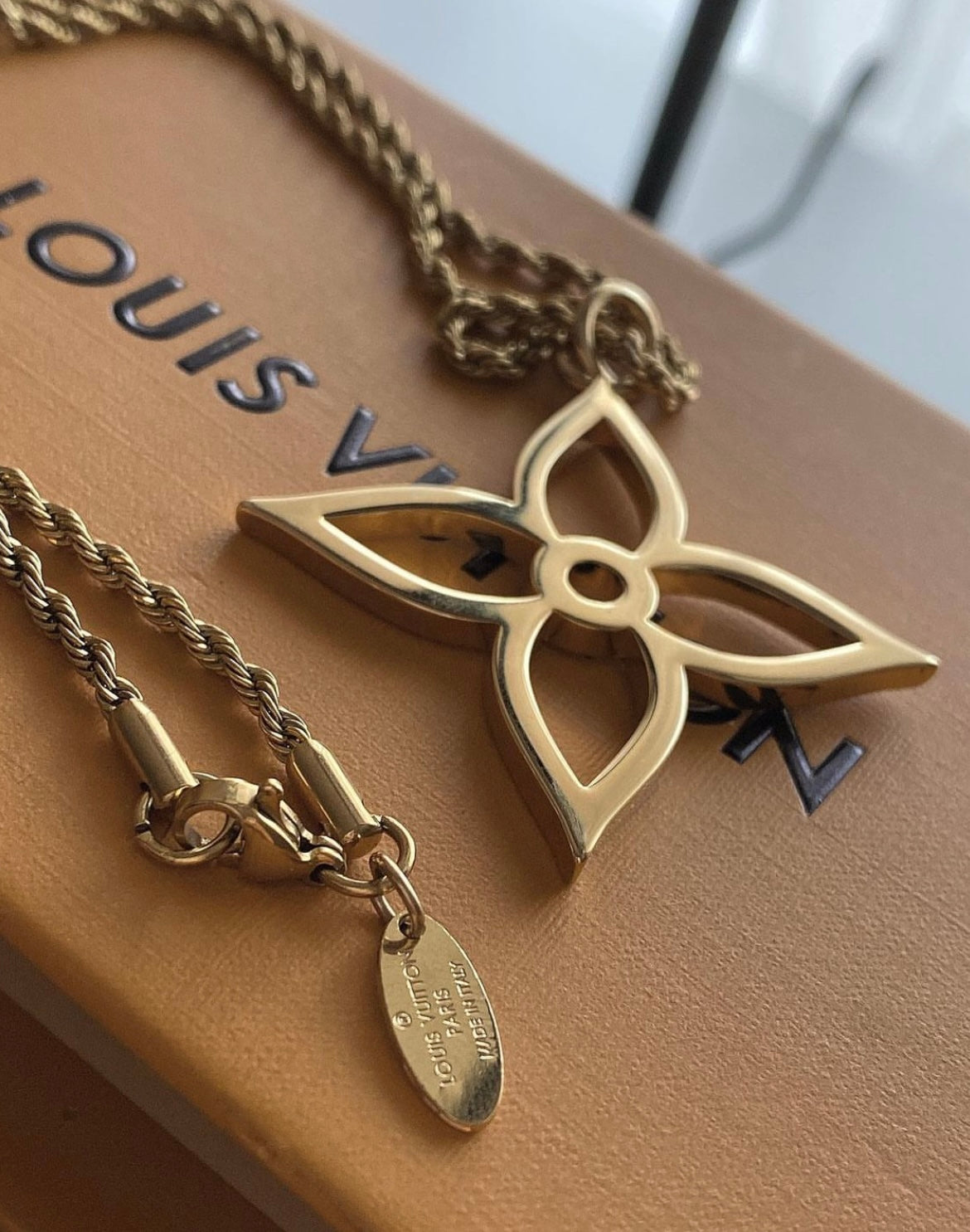 LOUIS VUITTON FLOWER GOLDEN PENDANT