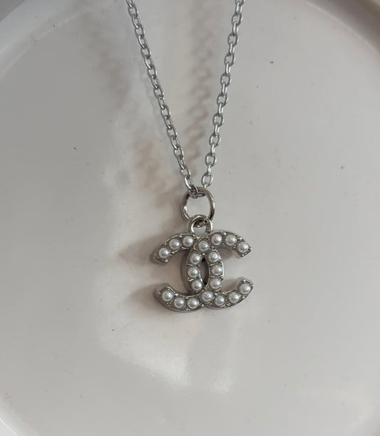 CC CHANEL PEARL NECKLACE SILVER