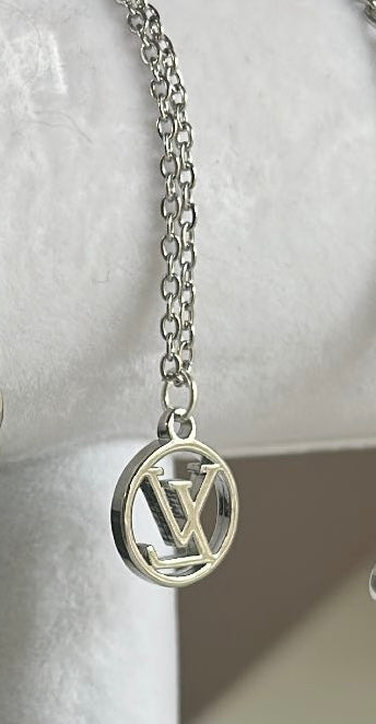 LOUIS VUITTON SILVER DAINTY LOGO NECKLACE