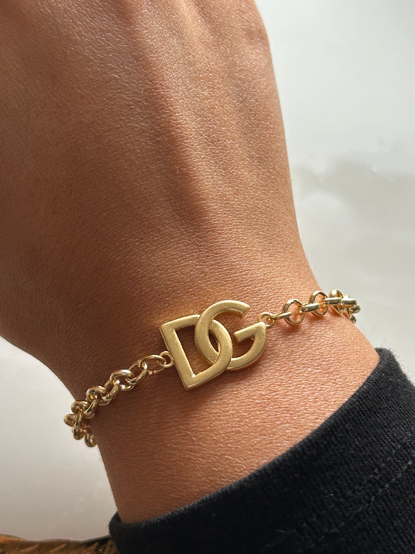 DOLCE & GABBANA LOGO BRACELET ( DAINTY CHAIN )